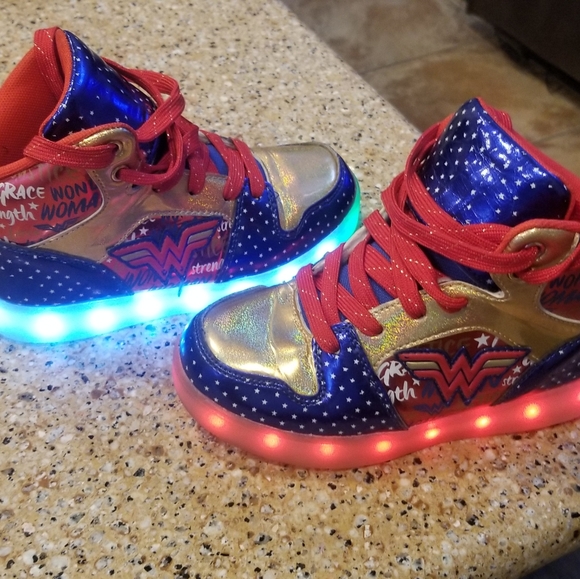 SOLD*EBAY Wonder Woman Light Up High Tops! - Picture 4 of 7